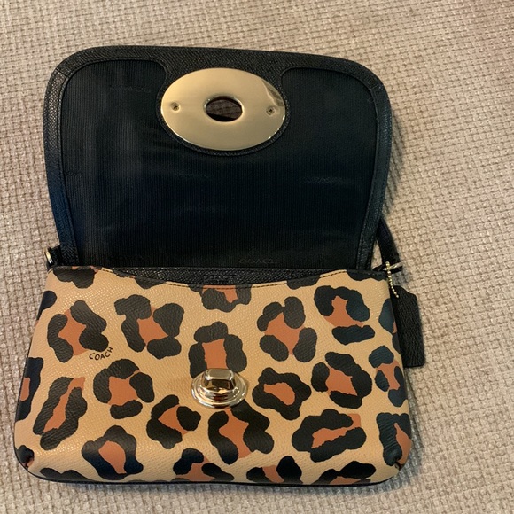 COACH Leopard Print Crossbody. Big enough to carry phone, keys, small wallet. - Picture 4 of 12